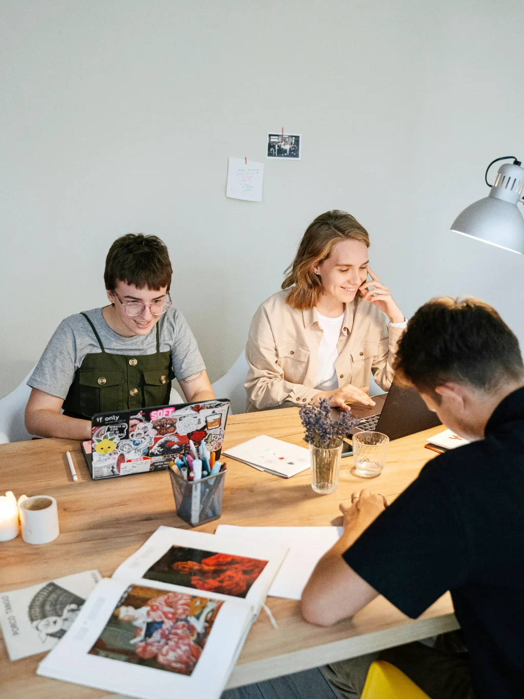 Lehrmaterial und Laptop als Symbol für Programmierkurse